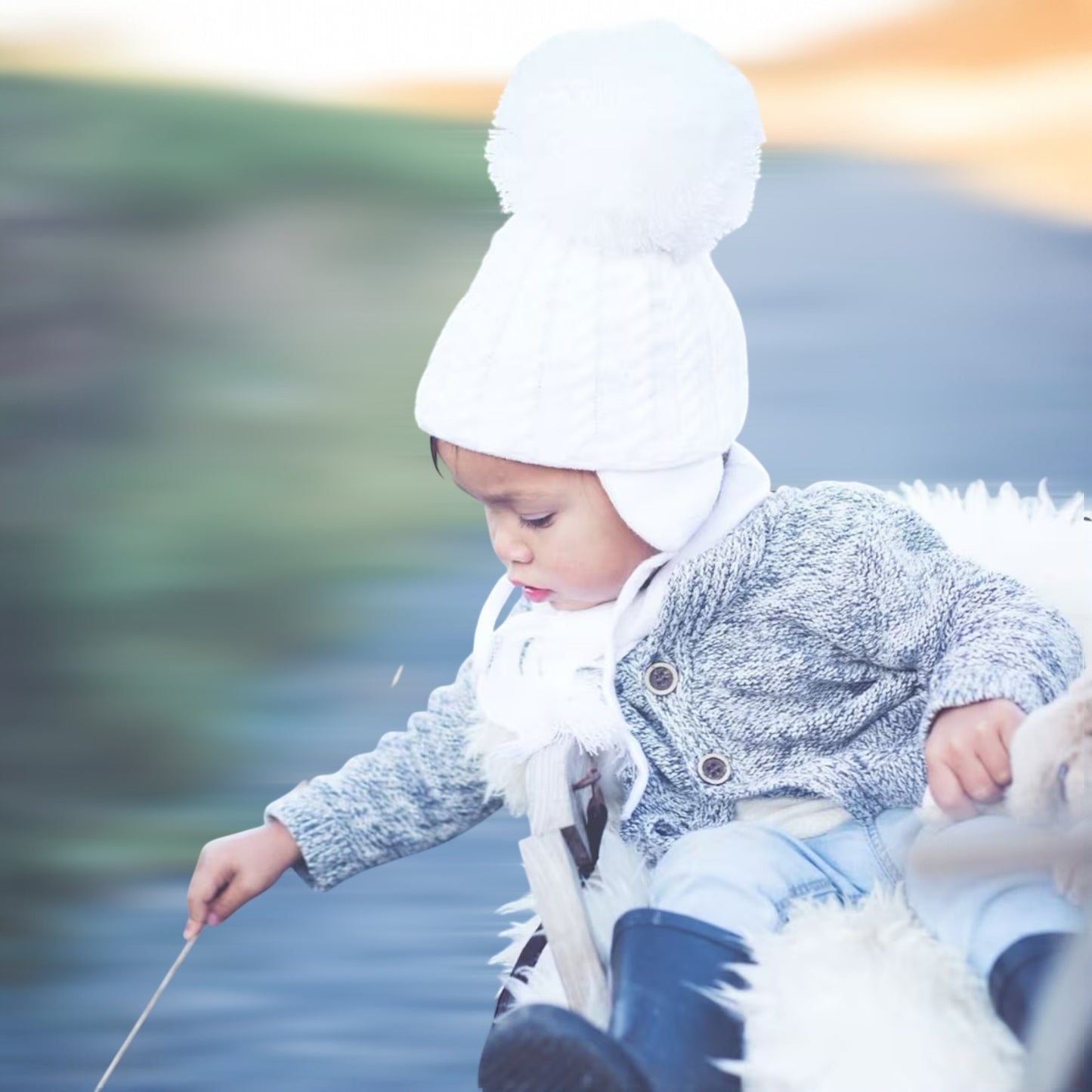 Satila - White hat with large pom pom, Laura